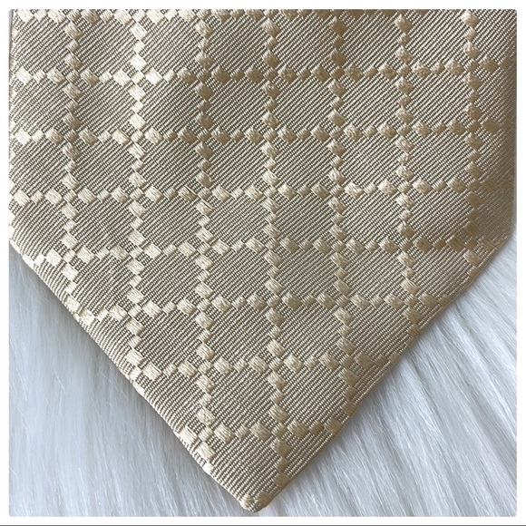 😎Very Handsome Cream Claiborne Mens Silk Tie😎 - Picture 9 of 10